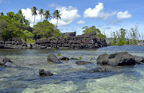 Nan Madol là một thành phố cổ đổ nát còn sót lại. Nó tọa lạc ngoài khơi bờ biển phía đông của đảo Pohnpie, thủ phủ của triều đại Saudeleur mà ngày nay là một trong 4 bang thuộc liên bang Micronesia.