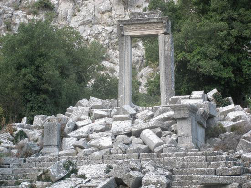 Người ta tin rằng thành phố đã bị bỏ hoang vào khoảng năm 200 do một trận động đất tàn phá khu vực và cắt đứt nguồn cung cấp nước tại đây. Alexander Đại đế từng không ngừng nuôi ý định chinh phục thành phố cổ Termessos mà ông gọi là 'Tổ Đại bàng'.