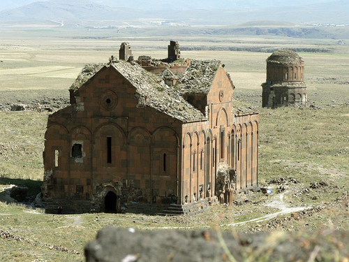 Thành phố Ani của Thổ Nhĩ Kỳ từng là nơi sinh sống của 200.000 người. Ani trở nên hoang vắng từ 500 năm trước sau khi quân đội tiến vào nơi đây để tàn sát, cướp và đốt cháy tất cả.