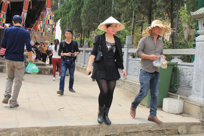 Không ít các cô nàng 'váy ngắn' tham gia trẩy hội chùa Hương.