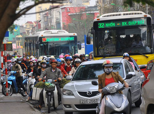 Đường Phạm Văn Đồng cũng xảy ra ùn tắc cục bộ vào giờ cao điểm sáng nay, đặc biệt khi xe khách giường nằm, xe buýt di chuyển qua các nút giao Trần Quốc Hoàn – Phạm Văn Đồng.