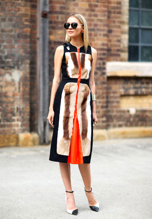 Chiếc váy in giả khăn lông cùng chi tiết xếp nếp màu cam được nhấn nhá khéo léo, giúp mẫu váy đơn giản thêm ấn tượng.