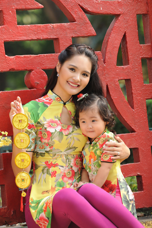 Hương Giang chia sẻ, con gái cô tính cách hoạt bát, lanh lợi, thích chụp ảnh.