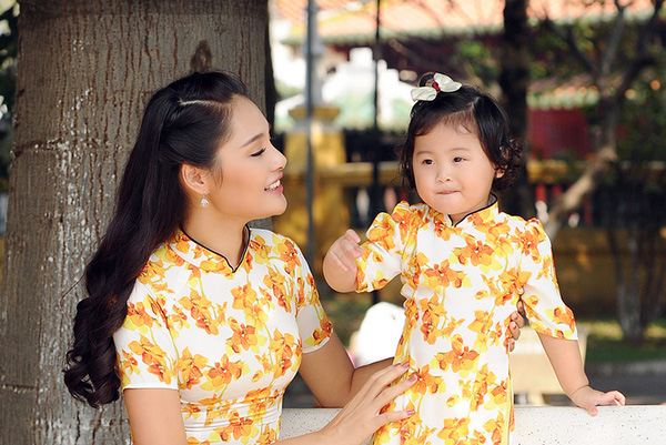 Ngoài thời gian dành cho công việc, Hoa hậu lại chơi đùa cùng thiên thần nhỏ. Hương Giang được khen ngày càng xinh đẹp, mặn mà từ khi làm mẹ.