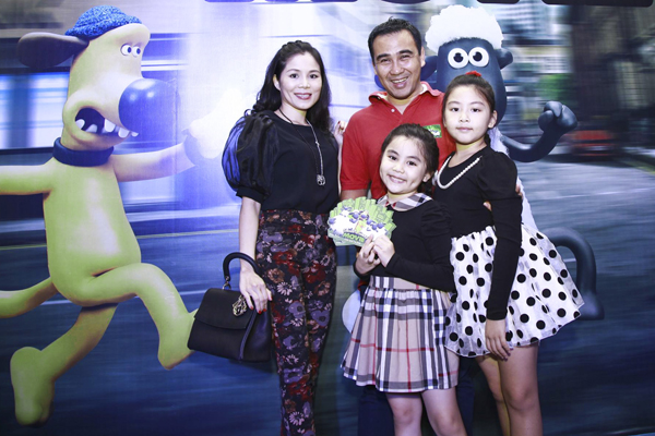 Vợ chồng MC Quyền Linh cũng đưa con gái Lọ Lem và Hạt Dẻ tới xem bộ phim hoạt hình về những chú cừu đáng yêu.