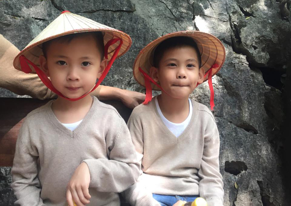 Ngoài chùa Bái Đính, vợ chồng Hà Kiều Anh cũng cho hai con đi thưởng ngoạn quần thể Tràng An.