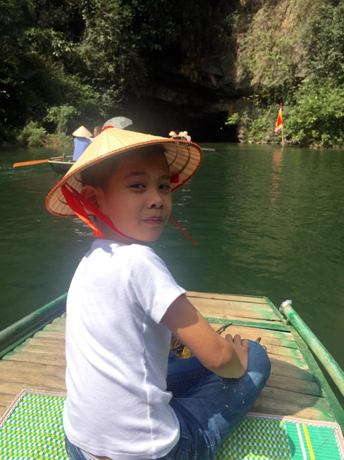 Cậu cả Vương Khang hào hứng ngồi thuyền, ngắm cảnh sắc thiên nhiên của Tràng An.
