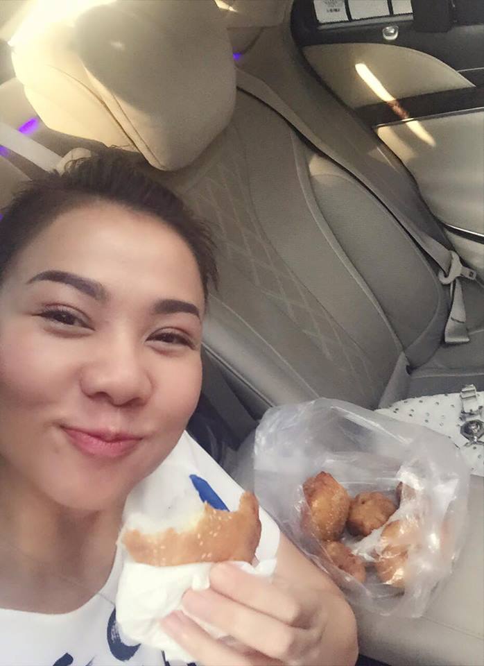 Bà bầu Thu Minh hào hứng selfie khoe món bánh yêu thích: 'Ai ăn bánh bò bánh tiêu không'.