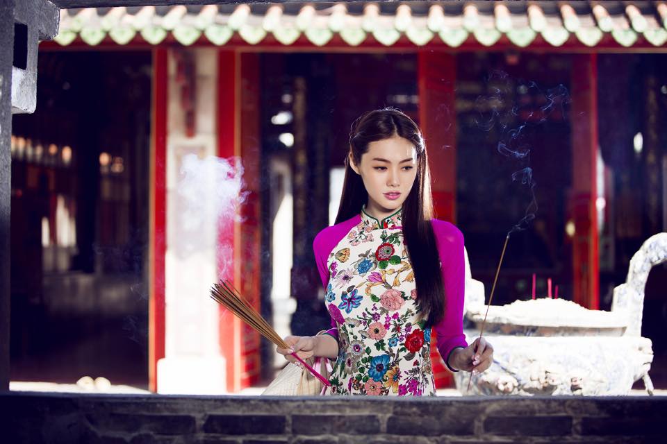 Linh Chi cũng lên chùa thực hiện bộ ảnh áo dài đầu năm mới.