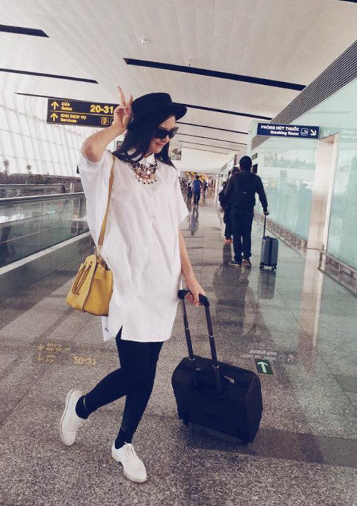 Hoa hậu Ngọc Hân diện trang phục năng động để tới sân bay 'xuất hành đầu năm' đi Hàn Quốc.
