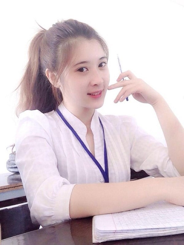 Hồ Thị Tú Nhi, sinh ngày 2/8/1995, hiện là sinh viên trường Trung cấp Y tế Dược Bà Rịa - Vũng Tàu. Vài tháng trước đây, những bức ảnh của cô gái này đang được chia sẻ trên mạng và nhận được nhiều lời khen ngợi.