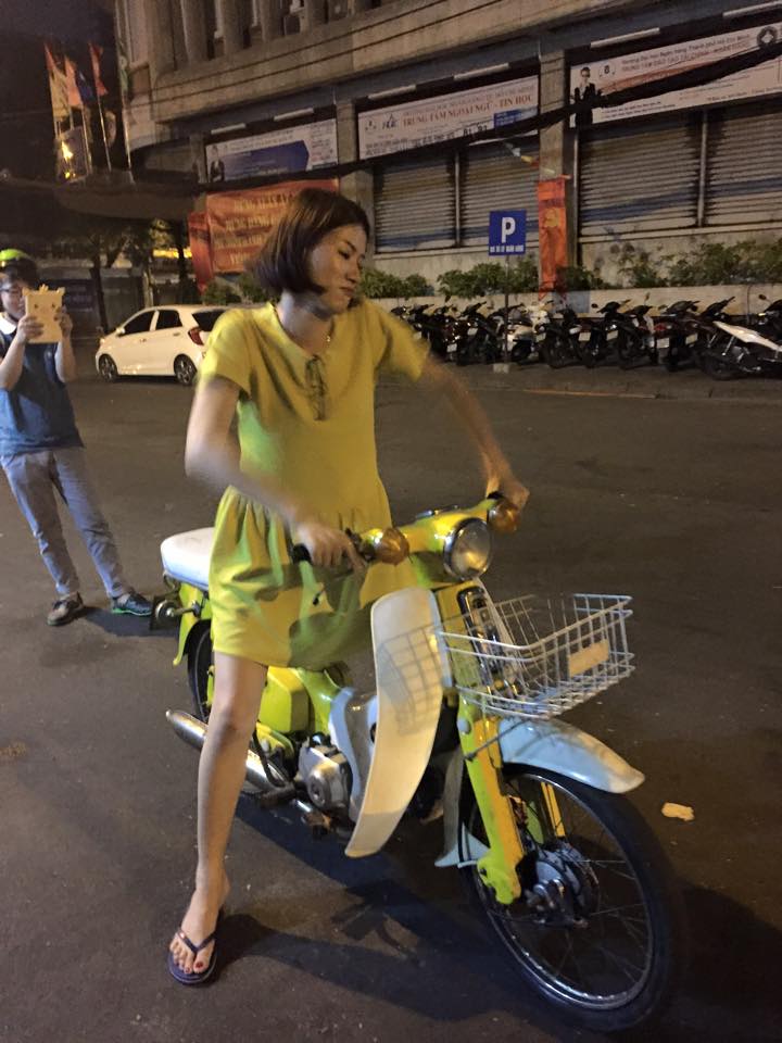 Trang Trần mặc váy đi xe máy cực ngầu.