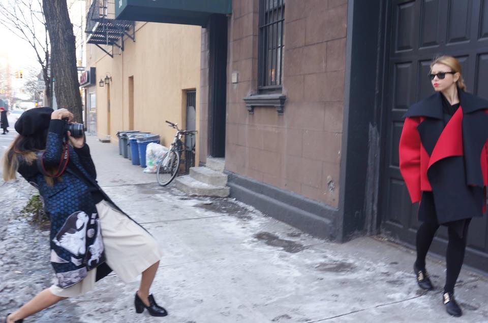 Hoàng Thùy đang định đổi nghề từ người mẫu sang nhiếp ảnh ra. Cô hài hước khoe tư thế chụp ảnh cho một người bạn trên phố New York.