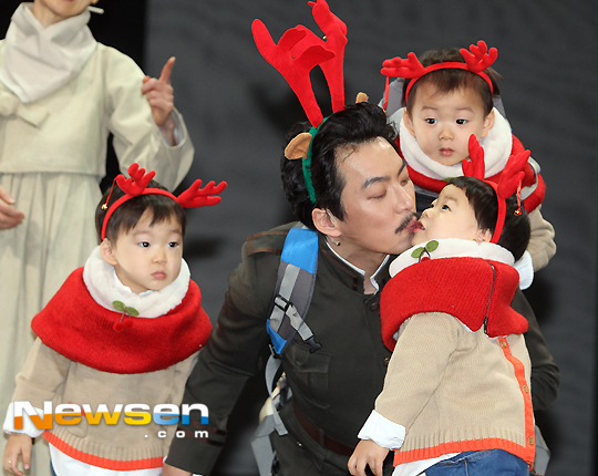 Song Il Gook thể hiện tình cảm với các con bằng những nụ hôn ấm áp.
