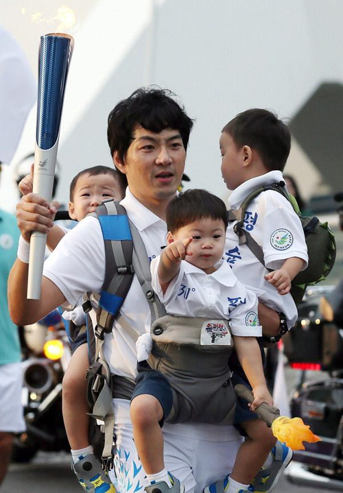 Nam diễn viên nổi tiếng xứ Hàn và dàn con sinh ba cùng nhau xuất hiện trên phố.