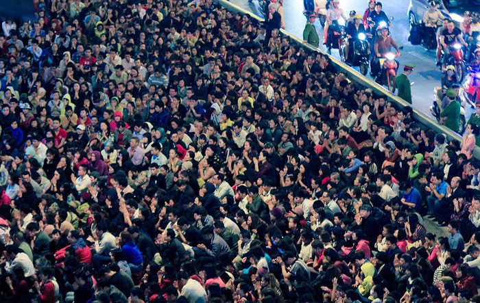 Tối 26/2 (ngày 8 tháng Giêng), hàng ngàn người đã đổ về chùa Phúc Khánh (phường Thịnh Quang, Đống Đa, Hà Nội) để dự lễ giải hạn sao La Hầu.