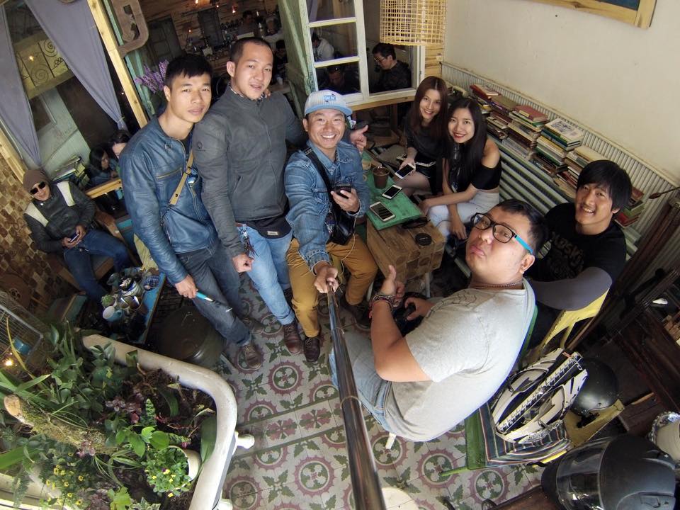Diễm My cùng bạn bè ngồi tại một quán cafe tại Đà Lạt.