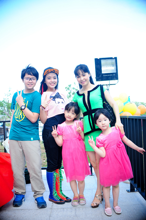 Bốn đứa con của Trang Nhung lần lượt là: Phương Mai, Bích Ngọc, Phương Trung, Phương Trang
