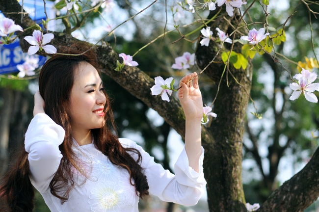 Người đẹp Kinh Bắc Hoàng Mỹ Linh ghi lại những khoảnh khắp đẹp bên hoa ban.