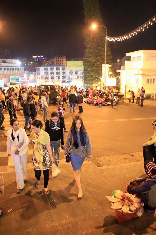 Diễm My đi chợ đêm ở Đà Lạt