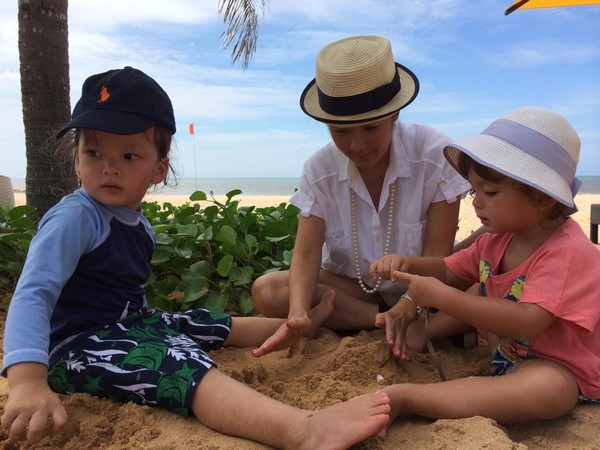 Ca sỹ Hồng Nhung cùng hai con yêu ngồi xây lâu đài cát.