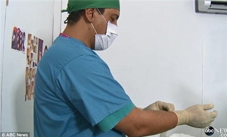 Bác sỹ thẩm mỹ đang tiến hành nâng mông cho bệnh nhân.