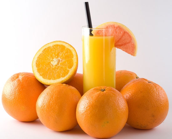 Cam là một nguồn cung cấp vitamin C tự nhiên rất hoàn hảo. Trong trái cam cũng rất giàu axit folic và magiê. Ăn cam thường xuyên giúp bạn chống lại bệnh tim và làm giảm mức độ cholesterol của cơ thể.