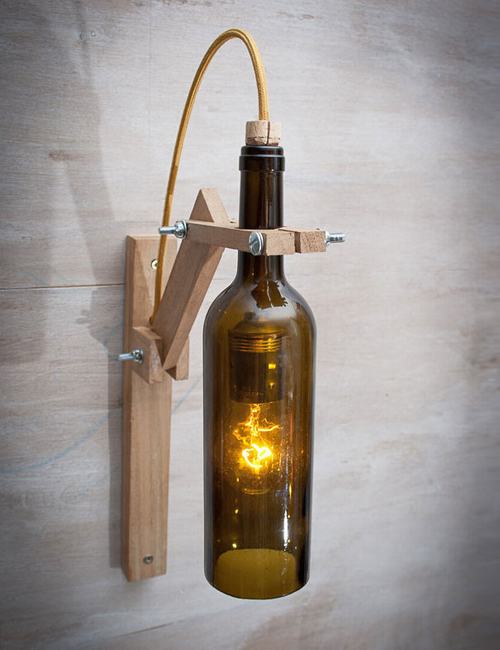 Một chiếc đèn ngủ lạ mắt làm từ chai rượu vang đã qua sử dụng.