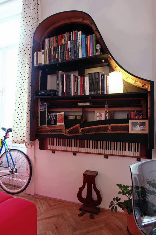 Một chiếc piano cũng có thể biến thành một giá sách ấn tượng...