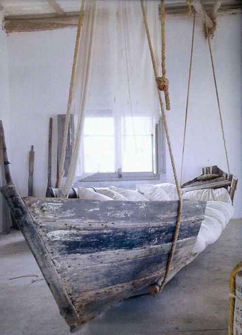 Chiếc giường êm ái được tái chế từ một con thuyền mục nát.