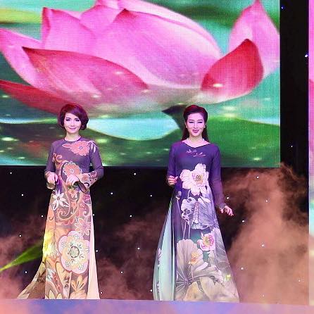 Quý bà Thu Hương và Mai Thu Huyền dịu dàng với áo dài trong một sự kiện văn hóa.