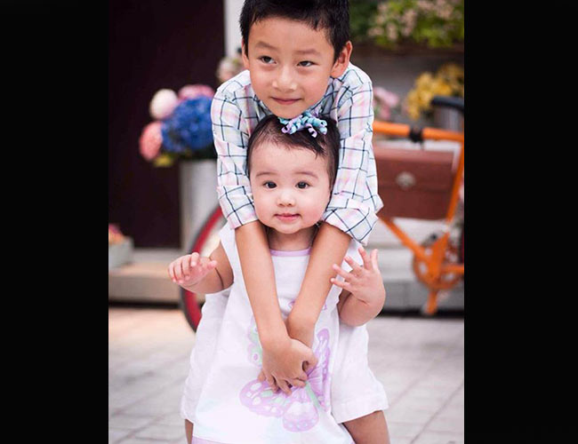 Trên trang cá nhân, Jennifer Phạm rất thích đăng hình ảnh vô cùng đáng yêu của hai thiên thần nhỏ nhà mình.