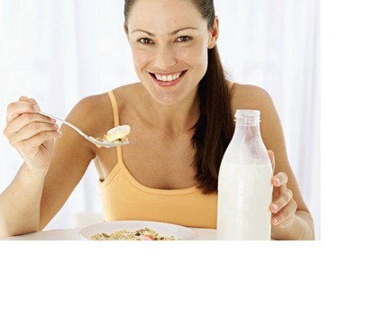 Các sản phẩm từ sữa và các loại thực phẩm giàu canxi mỗi ngày sẽ giúp đảm bảo rằng bạn đang nhận được đủ canxi trong chế độ ăn uống hàng ngày, và do đó làm giảm nguy cơ loãng xương.
