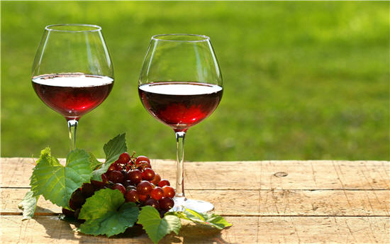 Rượu vang đỏ được xếp vào nhóm thực phẩm có chất chống oxy hóa vì tồn tại thành phần resveratrol.