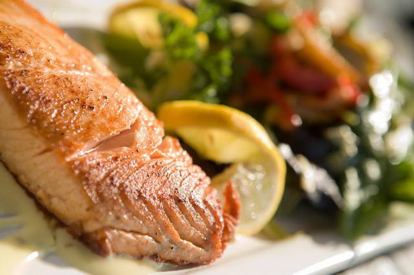 Thịt đỏ, thịt gia cầm, cá, trứng, rau xanh sẽ giúp đảm bảo đủ chất sắt trong chế độ ăn uống hàng ngày của bạn, và ngăn ngừa bệnh thiếu máu.