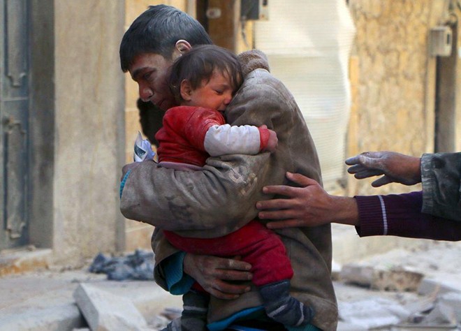 Khoảnh khắc anh trai cứu được em gái sau khi ngôi nhà của họ bị bom đạn đánh sập trong nội chiến Syria.