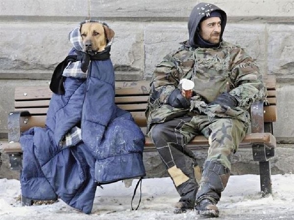 Người đàn ông vô gia cư chia sẻ chiếc áo khoác cho chú cún cưng.