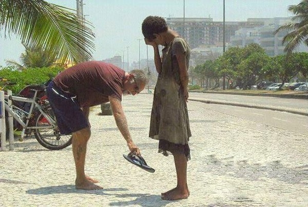 Một người đàn ông đã cởi đôi giày của mình cho cô gái vô gia cư tại Rio de Janeiro.