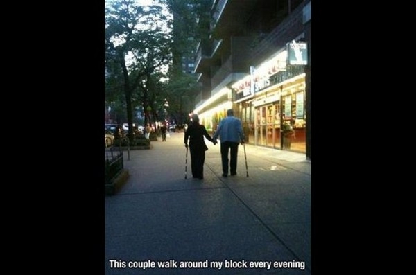 Cặp đôi cao tuổi nắm tay nhau đi dạo mỗi ngày.