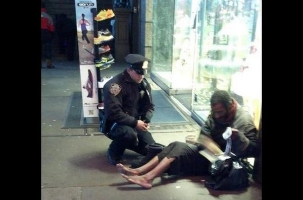 Viên cảnh sát mua tặng người đàn ông vô gia cư một đôi giày khi nhìn thấy ông co ro trong đêm lạnh.