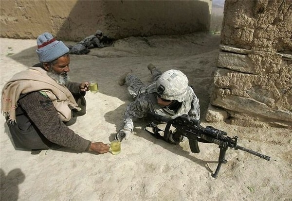 Người đàn ông ở Afghanistan cung cấp trà cho binh lính.