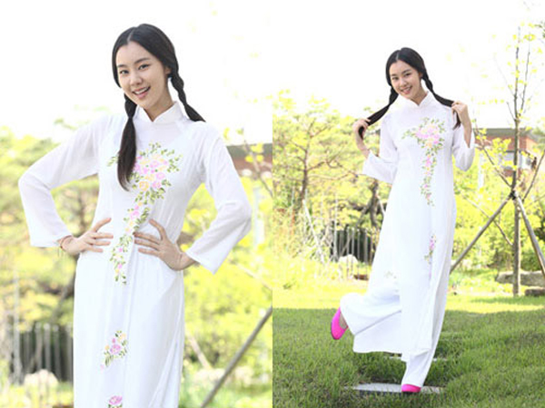 Ngôi sao người Hàn Quốc xinh tươi, nhí nhảnh với áo dài trắng.