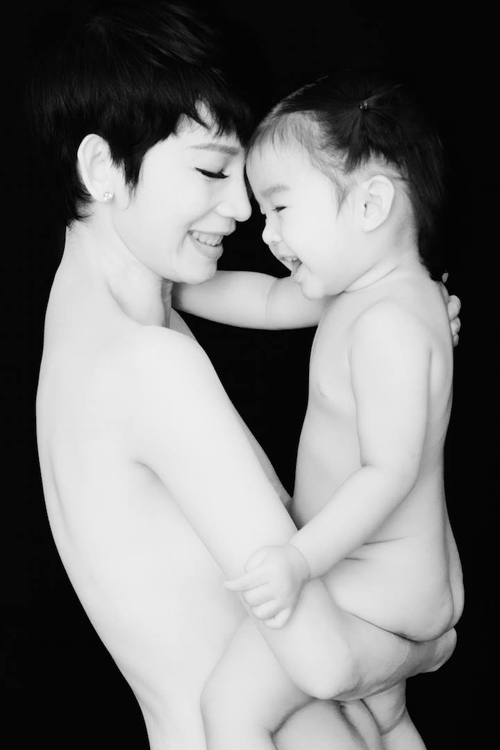 Siêu mẫu Xuân Lan chú thích về tấm hình khỏa thân chụp cùng con gái: 'Có tình yêu nào hơn thế'.