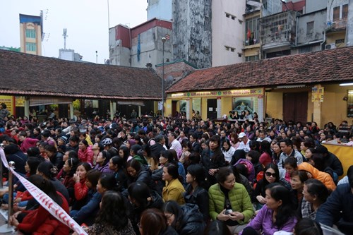 Lễ cầu an diễn ra từ 19h - 21h tối 4/3 (14 tháng 1 Âm lịch), tuy nhiên từ 16h, khuôn viên của chùa Phúc Khánh đã chật kín người đến ngồi chờ đợi.