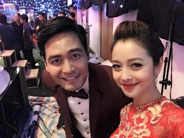 MC Phan Anh chú thích dí dỏm về bức ảnh selfie với Hoa hậu Jennifer Phạm: 'Đúng là phụ nữ, tối nay mình đã phải nói 3 vạn 4 ngàn 5 trăm lẻ 6 lần với cô ấy là em không béo'.