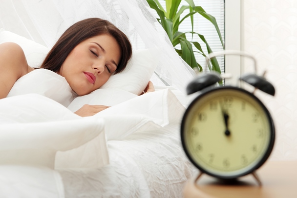 Ngủ quá nhiều cũng gây tổn hại cho não vì nó làm cho bạn lười biếng và thiếu suy nghĩ.