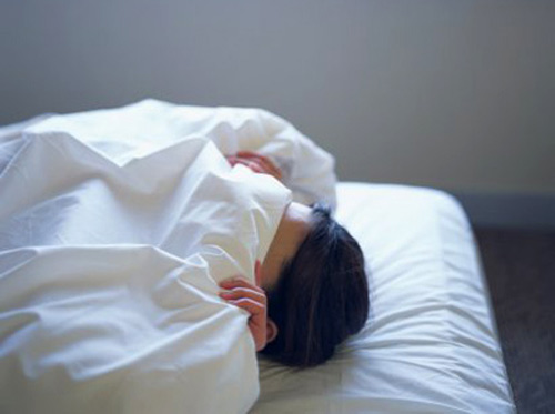 Trùm kín mặt khi ngủ làm tăng nồng độ carbon dioxide và giảm nồng độ ôxy có thể gây tổn hại não.