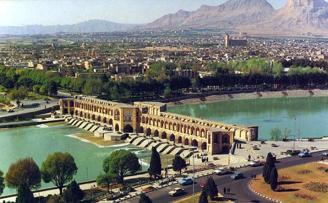 Ngày 8/3/1722, Mir Mahmud ông hoàng Afghanistan chiếm đóng Isfahan.
