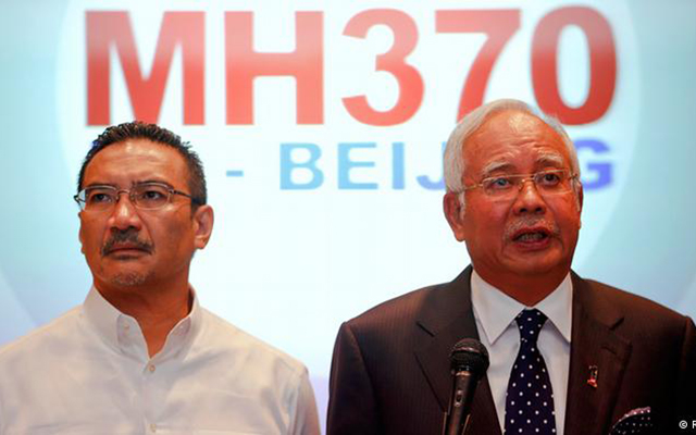 Ngày 14/3/2014, Thủ tướng Malaysia Najib Razak (phải) xác nhận rằng, chiếc máy bay đã quay đầu lại Malaysia và gọi hành động này là 'có chủ ý của ai đó trên máy bay'. Các nhà chức trách đã tiến hành một cuộc điều tra nhắm vào các phi hành đoàn và rà soát thân thế của các hành khách trên máy bay. Các thân nhân của cơ trưởng và cơ phó của MH370 cũng bị điều tra.