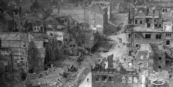 Ngày 8/3/1943, khi Thế chiến 2 đang diễn ra vô cùng khốc liệt, quân Đồng Minh đã cho 335 máy bay ném bom tấn công thành phố Nuremberg - một địa điểm trọng yếu của phát xít Đức.